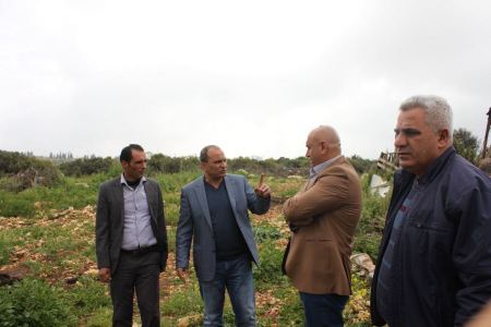 محافظ جنين يتفقد احتياجات قرية ظهر المالح الواقعة داخل جدار الضم العنصري