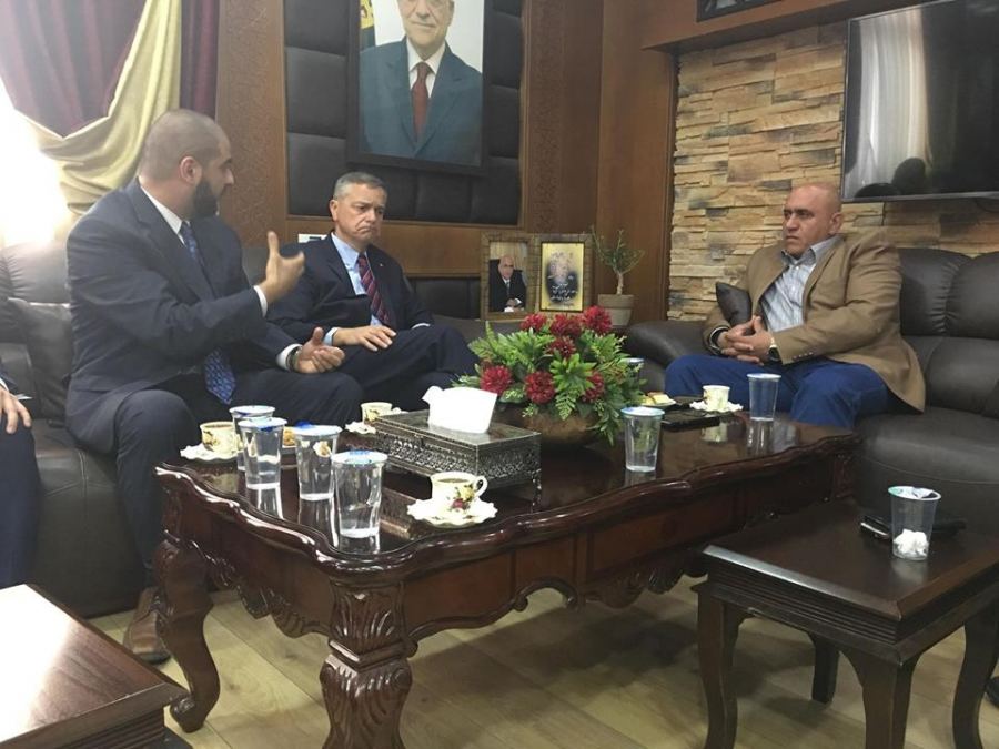  المحافظ يلتقى قائد البعثة الكندية في فلسطين و يطلعه على الوضع في المحافظة