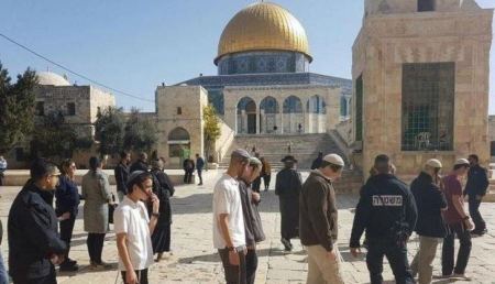  الشرطة تؤمن دخول المواطنين للصلاة في المسجد الاقصى بمدينة القدس المحتلة