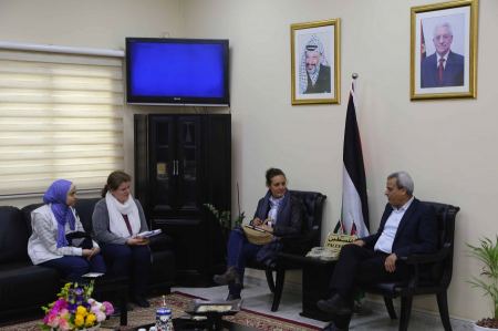 قلقيلية :" المحافظ يطلع وفدا من مؤسسة أطباء بلا حدود على واقع المحافظة".