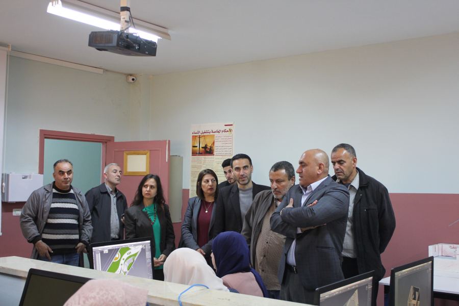 محافظ جنين يتفقد مركز التدريب المهني ويطلع على تخصصاته وبرامجه التدريبية