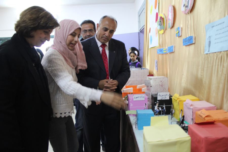  نائب محافظ جنين يفتتح معرض 