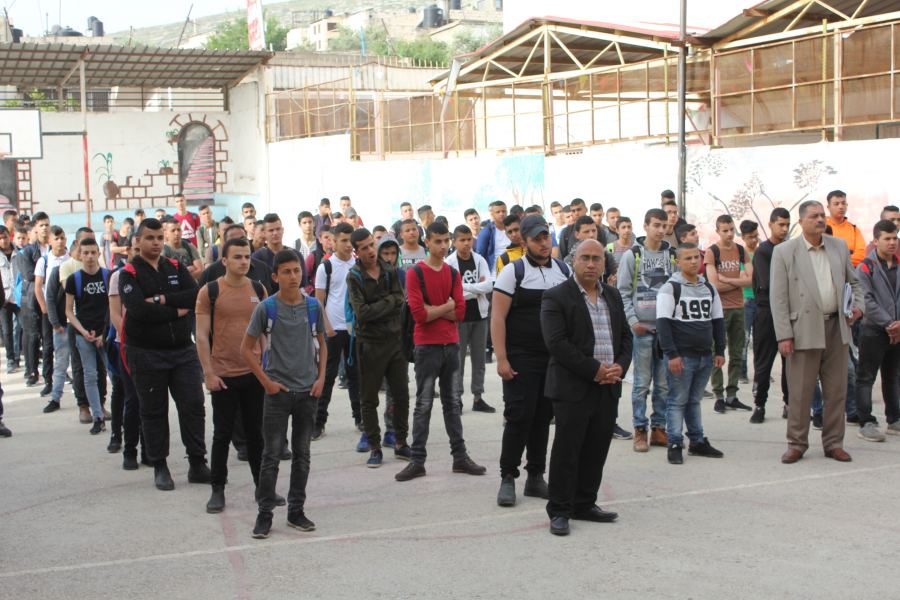 محافظ جنين يتفقد مدرسة الشهيد فرحات حشاد ويشارك الطلاب الطابور الصباحي