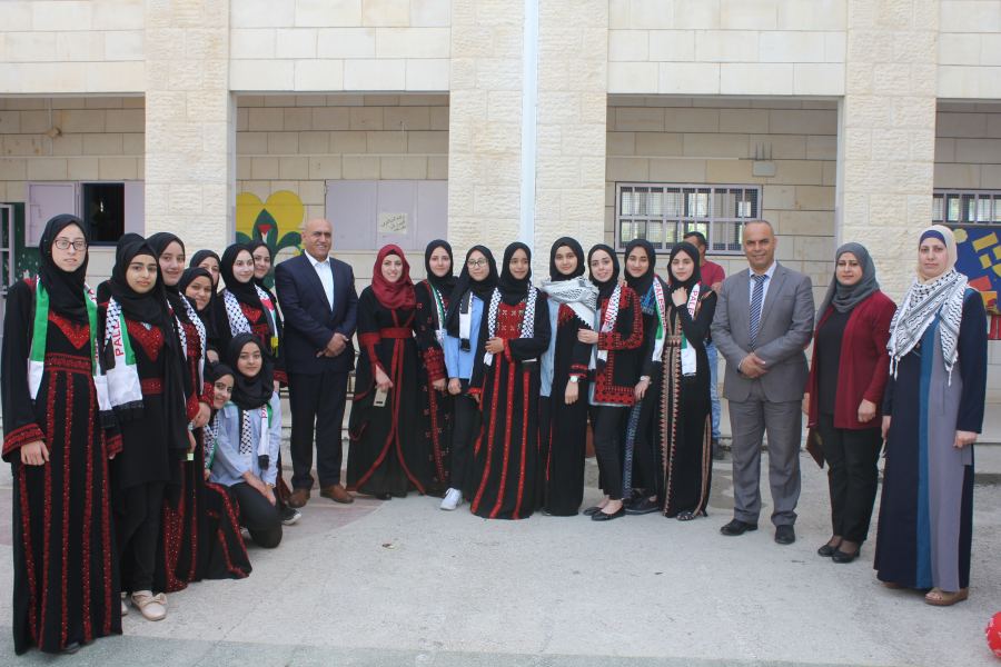 محافظ جنين يتفقد مدرسة بنات سيلة الحارثية الثانوية ويطلع معرضها ومرافقها الدراسية