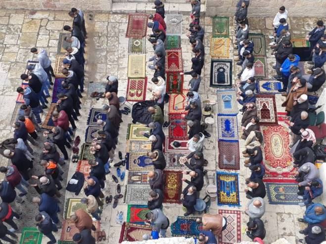 ٥٠ ألف مصلٍّ يؤدون صلاة الجمعة في المسجد الأقصى