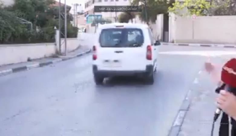  القبض على سائق مركبة عرض حياة صحفية للخطر