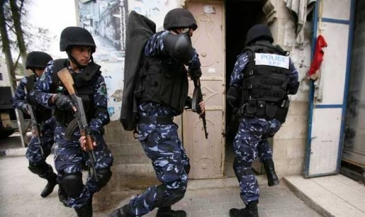القبض على شخصين لقيامهم بدهس احد المتطوعين بشكل متعمد على حاجز بالخليل