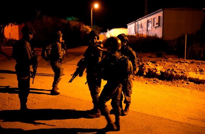 الإحتلال يطارد العمال غرب جنين ويصيب أحدهم ويعتقل أخر