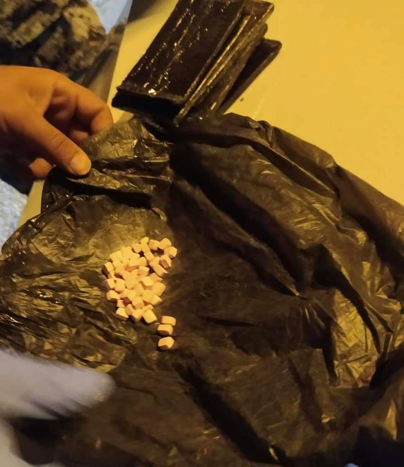 هارب منذُ عامين لحيازته كميات كبيرة من المخدارة بقبضة الشرطة بمحافظة الخليل