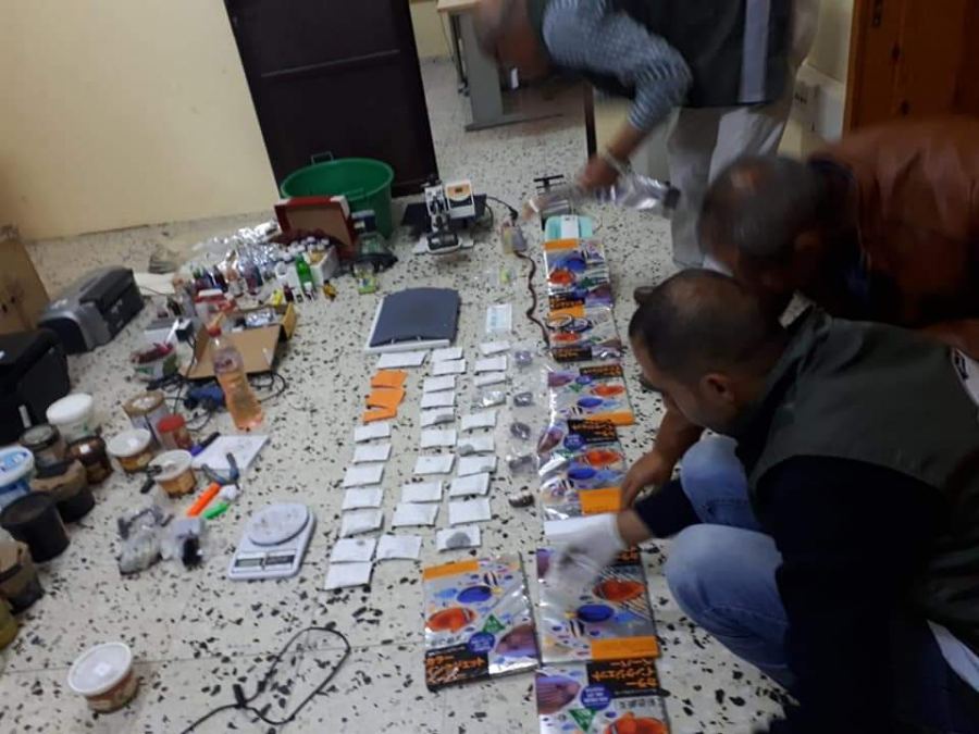  “الأمن الوقائي” في طولكرم يضبط مختبرا غير قانوني لصناعة المعسل