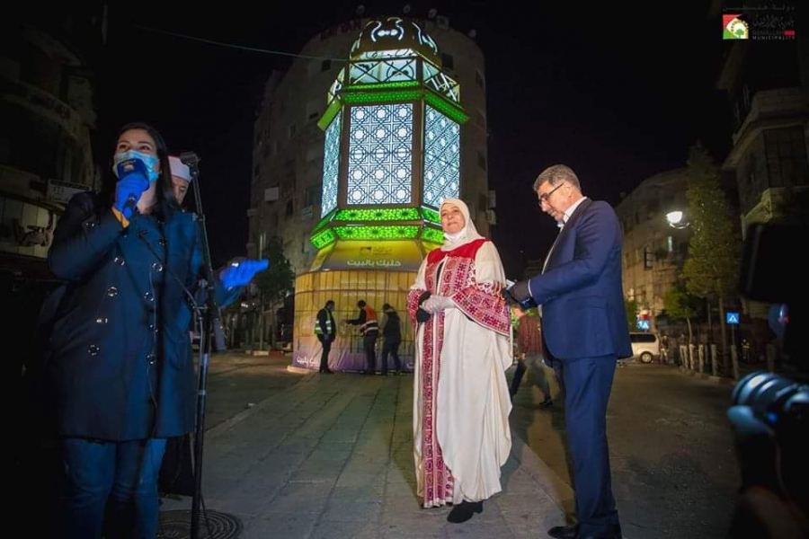 بلدية رام الله تضيء فانوس رمضان