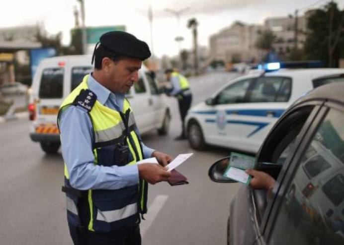  الشرطة تغلق 50 محلا و تضبط 20 مركبة لمخالفتها إجراءات الطوارئ في الخليل
