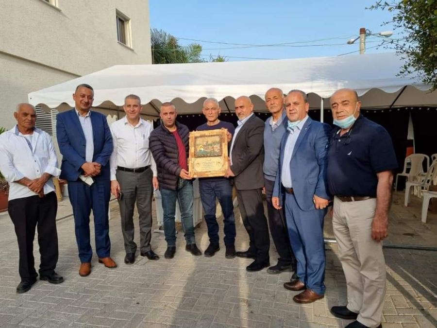 الرجوب يهنئ الأسير المحرر أبو مخ