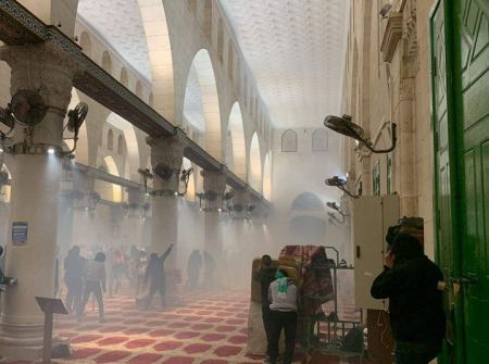 قوات الاحتلال تقتحم المصلى القبلي بالمسجد الأقصى المبارك