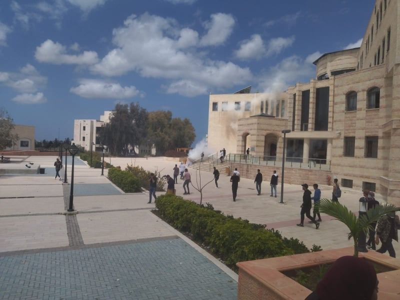 الاحتلال يقتحم حرم جامعة خضوري بطولكرم ويصيب طالبين بالرصاص والعشرات بالاختناق