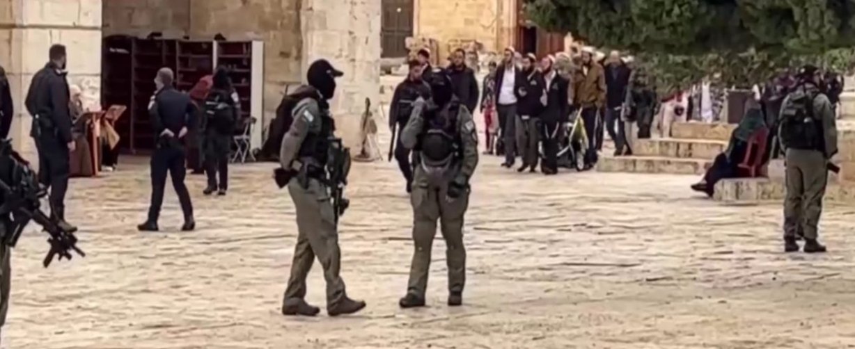 الاحتلال يفرض قيودا مشددة في القدس القديمة وعشرات المستوطنين يقتحمون الأقصى
