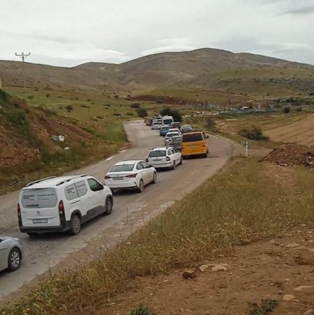 الاحتلال يواصل تشديد إجراءاته على حاجز الحمرا العسكري في الأغوار