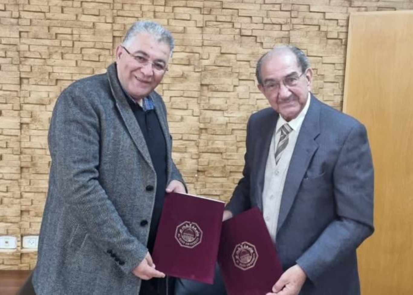 أبو كشك ورجل الأعمال سمير عويضة يوقعان اتفاقية لتمويل وإنشاء محطة للطاقة الشمسية في جامعة القدس