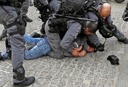 الاحتلال يعتقل احد المعتكفين في الأقصى