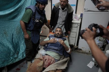 إصابة عدد من الصحفيين إثر استهداف الاحتلال لهم وسط قطاع غزة