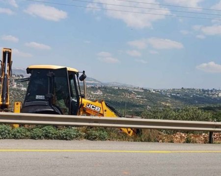 الاحتلال يجرف أراضي لشق طريق استعماري في دير استيا غرب سلفيت
