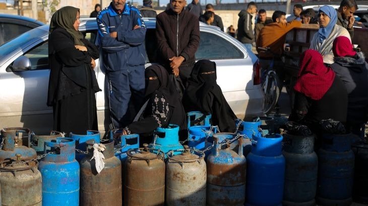 حكومي غزة: منع إدخال غاز الطهي والوقود ينذر بتفاقم الأزمة الإنسانية
