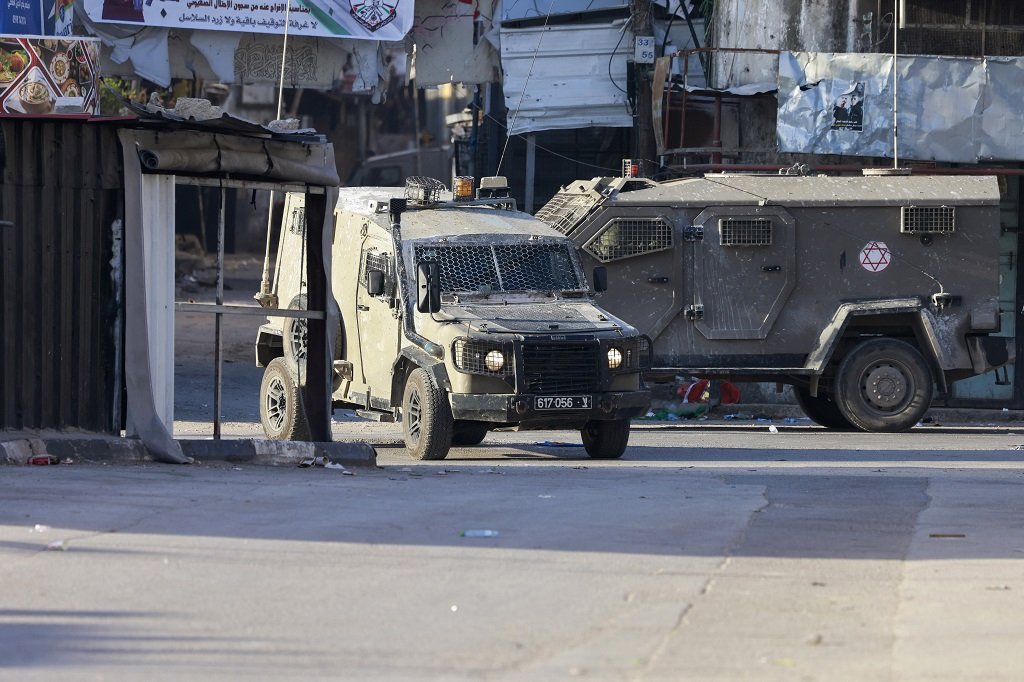 قوات الاحتلال تعتدي على ثلاثة مواطنين وتصيبهم بجروح خلال اقتحامها البيرة