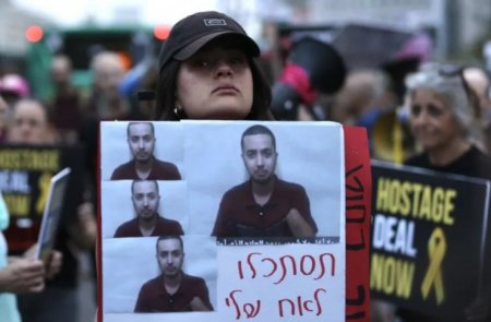 عائلات الأسرى تتظاهر أمام منزل غانتس ونتنياهو متهم بعرقلة صفقة التبادل