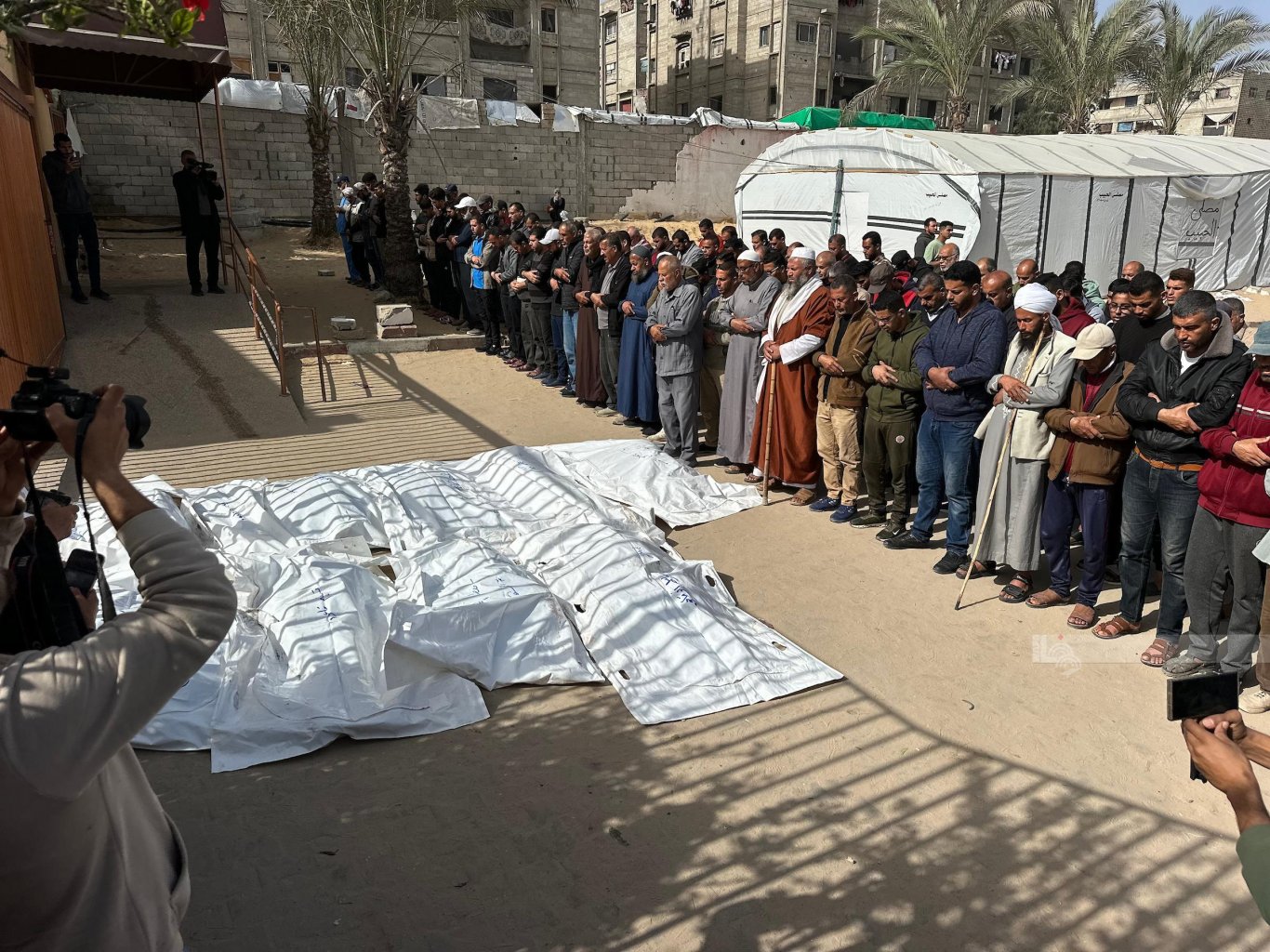 ٨ شهداء بينهم طفل في استهداف للاحتلال على حي السلام بخان يونس