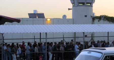 وفاة عامل جراء سقوطه عن جدار الفصل العنصري في "الرام" 