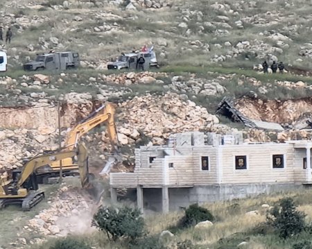 الاحتلال بهدم ثلاثة منازل في قرية الريحية جنوب الخليل 