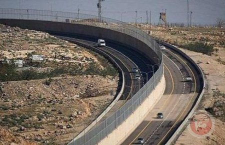 تقرير: اسرائيل تسطو على أموال المقاصة لتمويل بناء طرق فصل عنصري