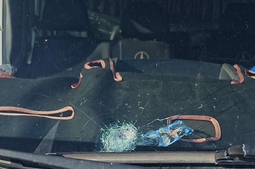 مستعمرون يهاجمون مركبات المواطنين شمال أريحا