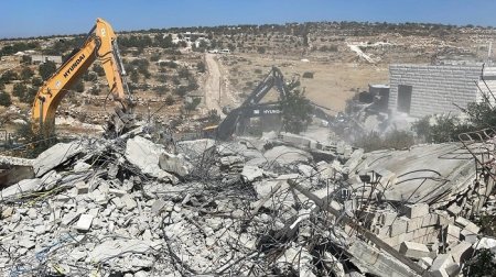 الاحتلال يشرع بهدم بناية قيد الإنشاء في عناتا