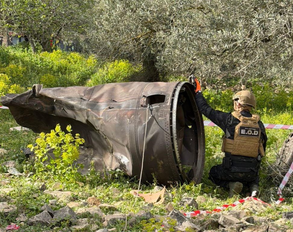 الشرطة تتلف جسماً مشبوهاً وتتعامل مع شظايا صاروخية في بلدة بيرزيت
