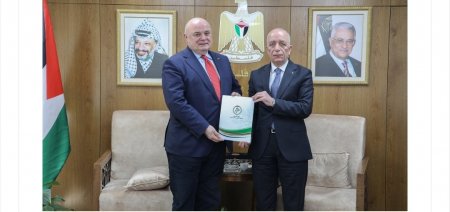 سلطة الأراضي تُسلّم تخصيص قطعة أرض لصالح مؤسسة إدارة وتنمية أموال اليتامى