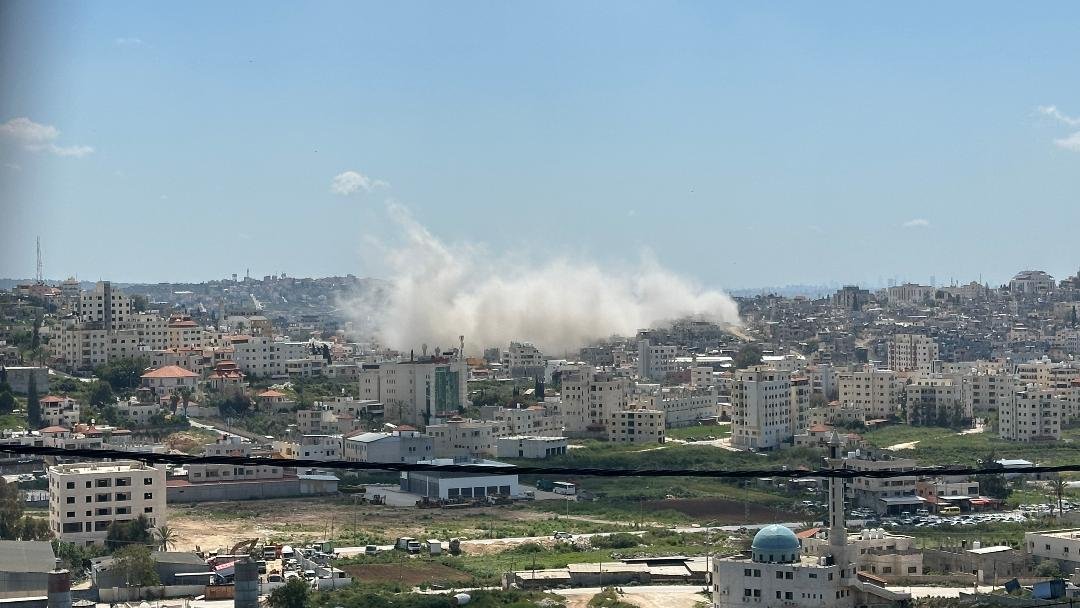 الاحتلال يفجر بناية سكنية في مخيم طولكرم