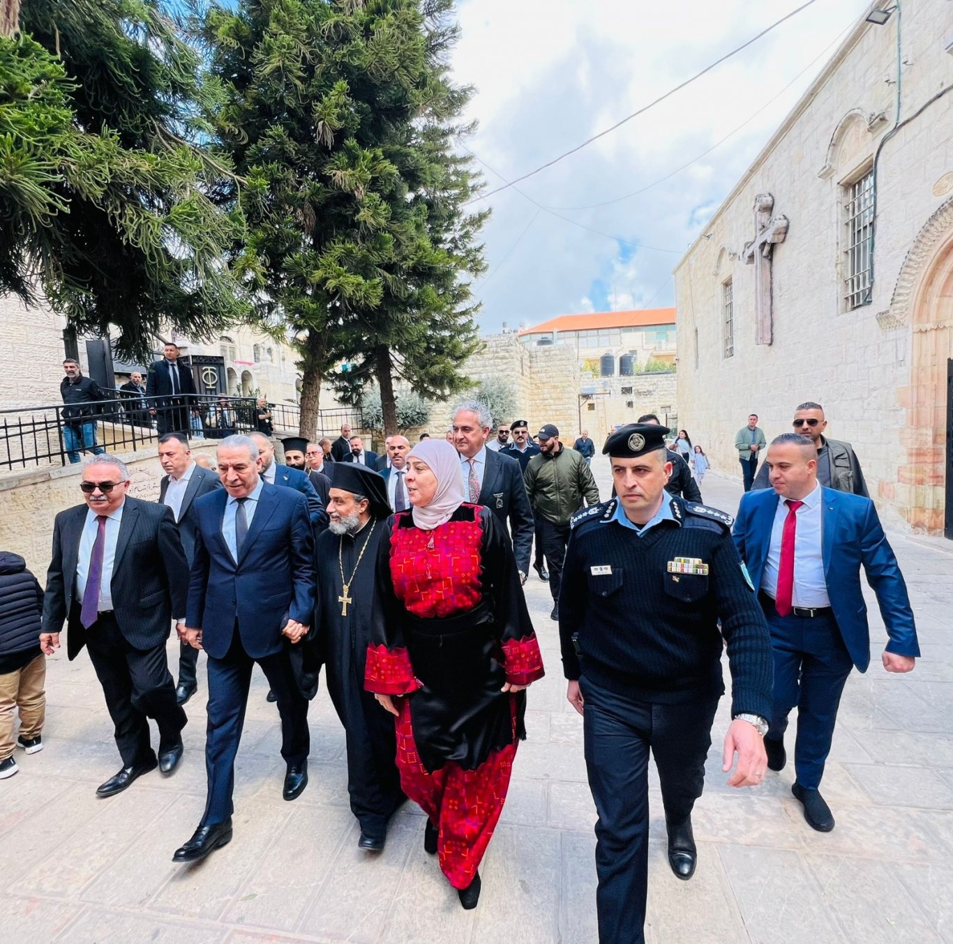 الشرطة تؤمّن مراسم استقبال النور المقدس القادم من القدس إلى مدينة رام الله 