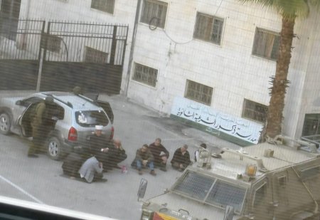 الخليل: قوات الاحتلال تعتقل وزير الأوقاف السابق وتحتجز مراسل "وفا"