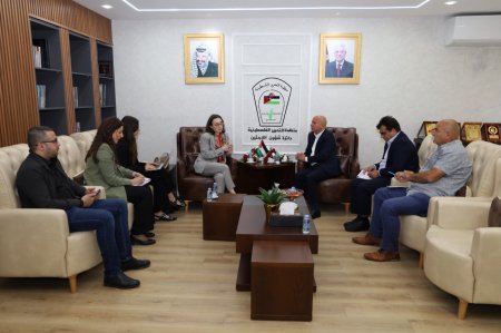 أبو هولي يبحث مع القنصل البلجيكي أزمة "الأونروا" المالية وأوضاع المخيمات