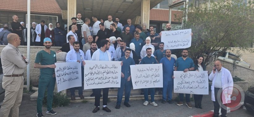 اعتداء عنيف على طواقم طبية في الخليل.. ووقفة احتجاجية تطالب بحمايتهم