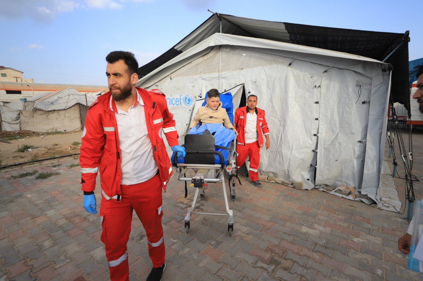 الهلال الأحمر الفلسطيني يواصل جهوده الإنسانية في الإجلاء الطبي من قطاع غزة