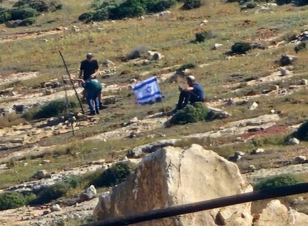 تمهيدا للاستيلاء على مزيد من الأراضي: مستعمرون ينصبون برج اتصالات في كيسان شرق بيت لحم