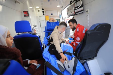 إجلاء 47 مسافرا بينهم مرضى عبر معبر رفح البري