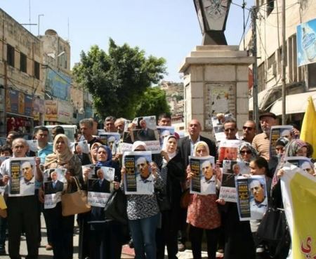 وقفة تضامنية مع الأسير الصحفي عمر نزال في جنين