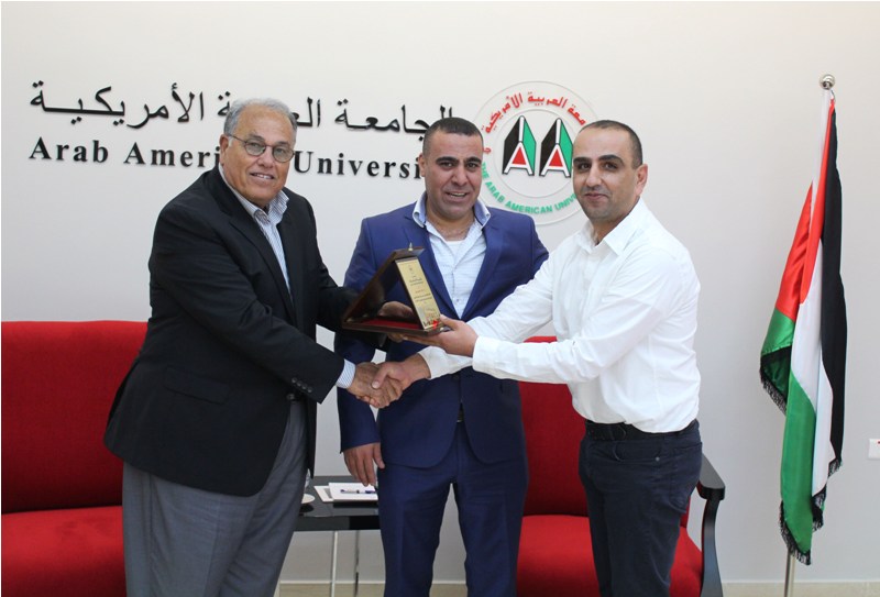 رئيس الجامعة العربية الامريكية يكرم فريق كلية الحقوق المشاركين في مسابقة القانون الدولي للمحاكم الصورية
