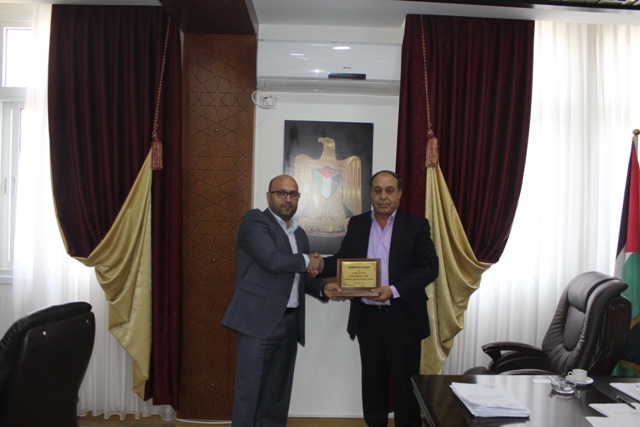  مؤسسة زمام تطلع المحافظ رمضان على وثيقة 