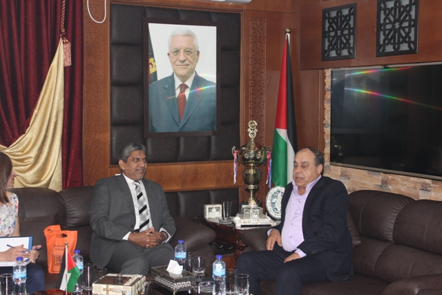 رمضان يطلع السفير السريلانكي على أوضاع المحافظة