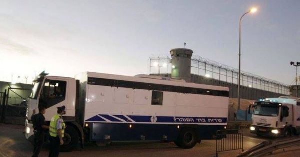 نقل الاسرى المضربين الى سجون قريبة من المشافي