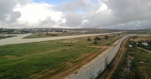 الاحتلال يغلق بناية ويخطر 4 أخرى شمال القدس